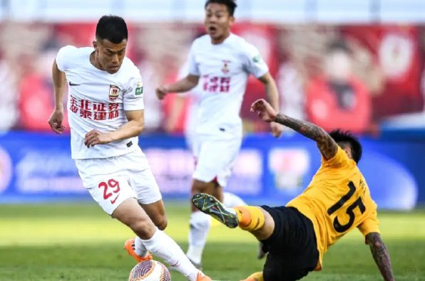 铜梁龙1-1战平西海岸阿齐兹杜月徵建功