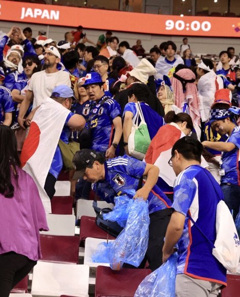 日本球迷自发清理看台：东方礼仪与西方差异