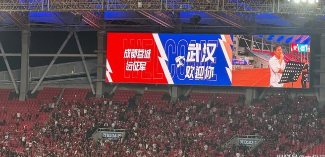 武汉球迷三镇基地拉横幅要求莫拉下课