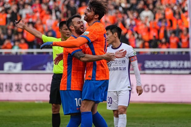 泽卡突破造点，克雷桑主罚点球命中！泰山1-0三镇