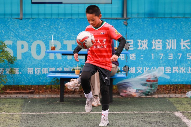 14名足球小将回国，家长接机见朴实面孔