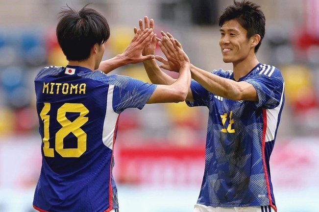 阿迪达斯在日本举行世界杯主题走秀，模特身穿日本、西班牙等队球衣