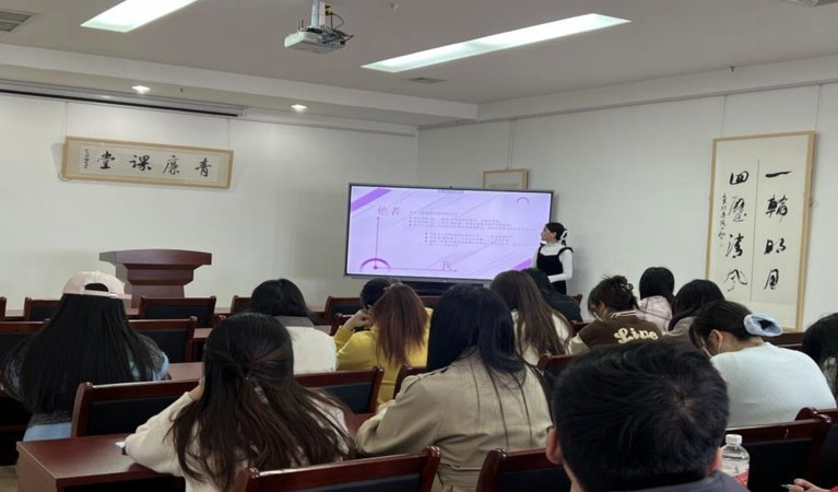 老师被“招安”就不能批判了？该批评还是要批评