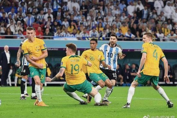 世界杯：阿根廷2-1英格兰进决赛，梅西两助攻，劳塔罗绝杀