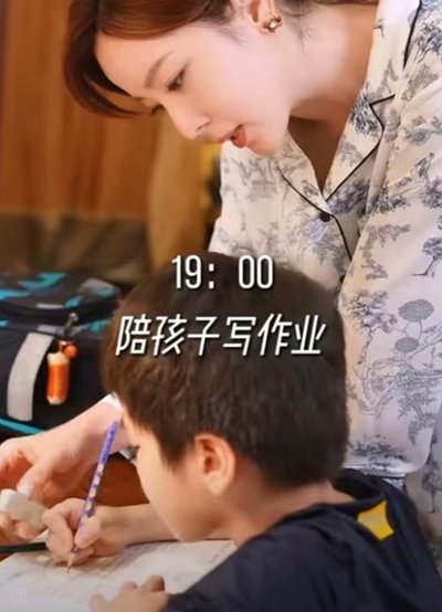 妻子晒张琳芃辅导儿子作业，网友调侃里皮