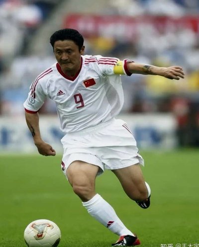 国足后腰：黄嘉辉与李源一的双面镜像