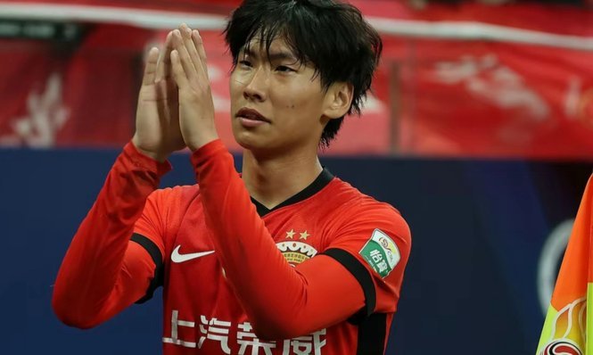 海港半场2-0领先，双星闪耀