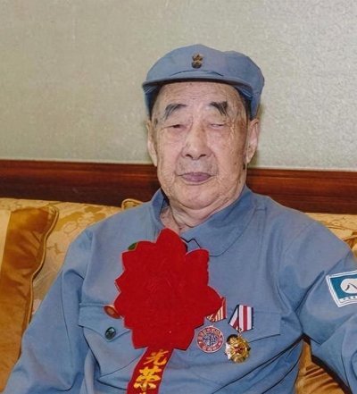 68岁许家印庭审照释出，满头白发，面容沧桑