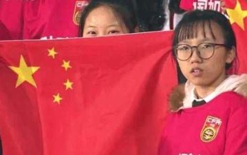 幽默与热爱：黄政宇球迷如何点燃中国球迷的笑点？